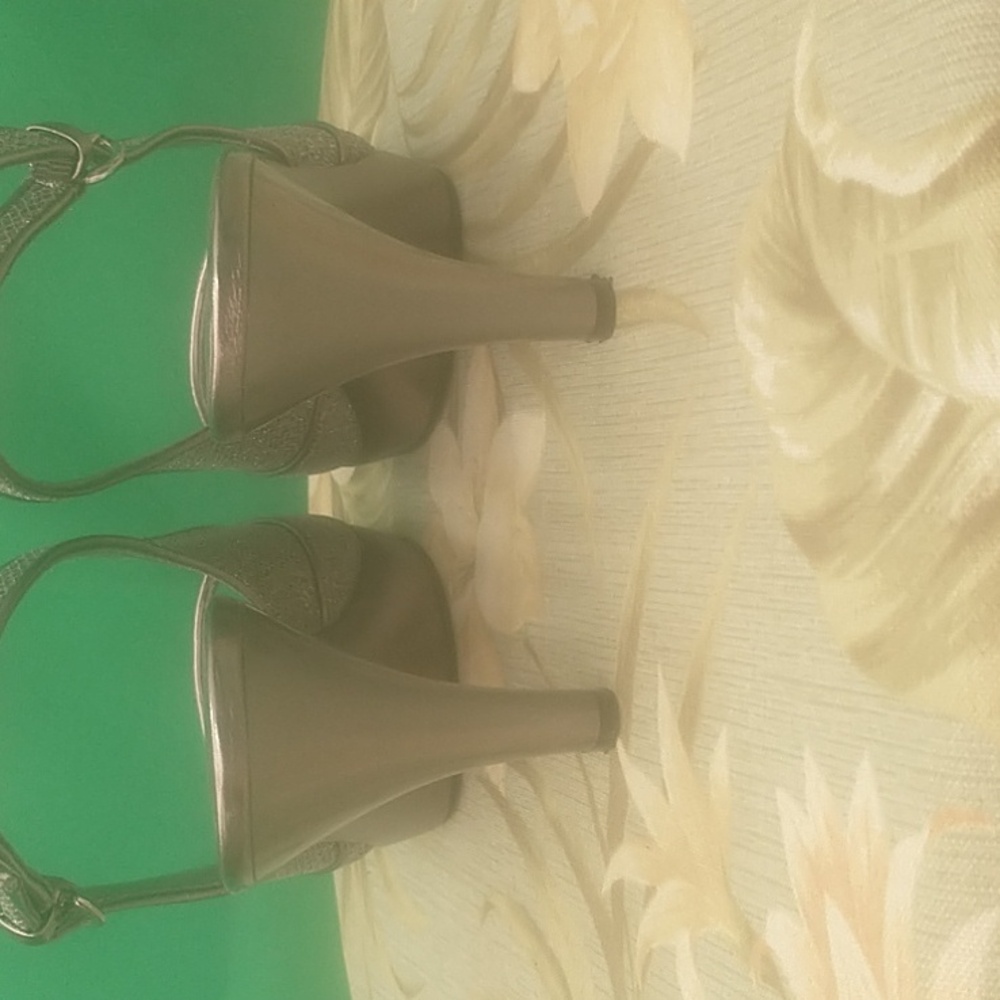 Shoes - Picture 4 of 4